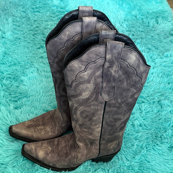 Elegant Gray Western Boots for Women - Picture 2 of 10